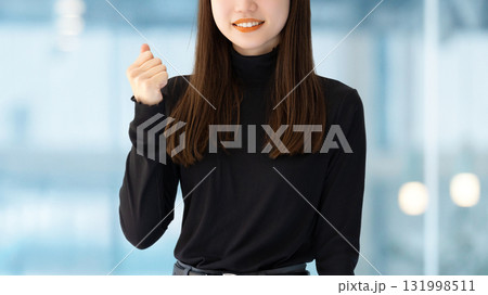 ガッツポーズをする女性・ビジネスウーマン 131998511