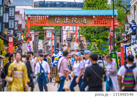 日本の東京都市景観インバウンド続く…外国人観光客らで賑わう伝法院通りなどを望む 131998546
