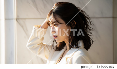 白いジャケットの女性　屋外での自然なポートレート 131999403