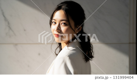 白いジャケットの女性　屋外での自然なポートレート 131999404