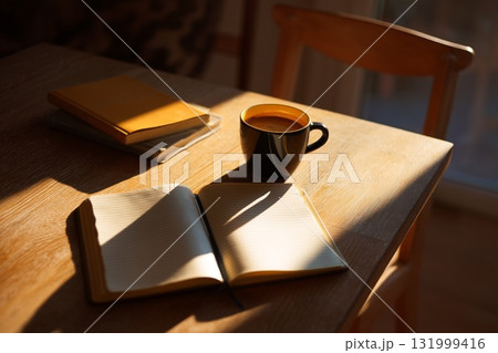 夕方の光とノート 夕方の光とノート 131999416