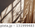 壁に差す柔らかな光の模様 壁に差す柔らかな光の模様 131999483