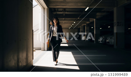 黒いスーツの女性　光と影が印象的なビジネスポートレート 131999489
