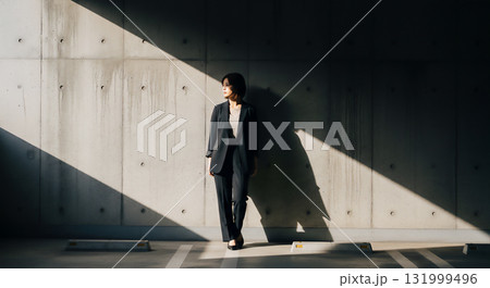 黒いスーツの女性　光と影が印象的なビジネスポートレート 131999496