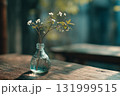 静かな午後の光に揺れる一輪の花瓶 静かな午後の光に揺れる一輪の花瓶 131999515