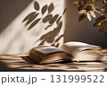 午後の光と影が落ちる開かれた本 午後の光と影が落ちる開かれた本 131999522