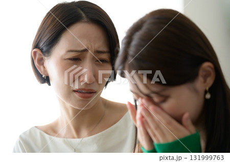 慰める女性 131999763