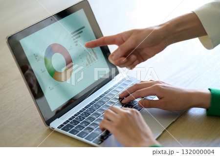 オフィスでパソコン作業をする女性の手元 132000004