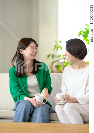 ソファに座って会話をする女性 ソファに座って会話をする女性 132000232