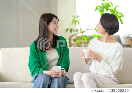 ソファに座って会話をする女性 132000250