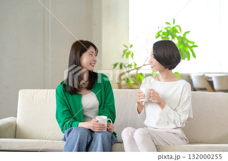 ソファに座って会話をする女性 132000255