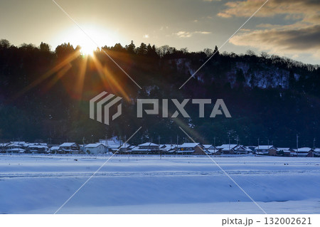 雪の集落を照らす冬の朝日 132002621