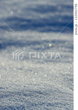 冬の光_雪のキラキラ背景_縦 132002798