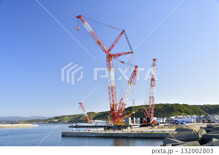 秋の北海道江差町で風力発電風車搬出作業基地の大型クレーンの風景を撮影 秋の北海道江差町で風力発電風車搬出作業基地の大型クレーンの風景を撮影 132002803