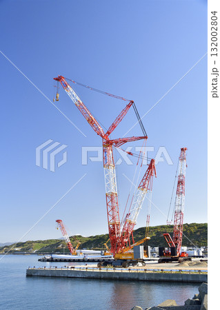 秋の北海道江差町で風力発電風車搬出作業基地の大型クレーンの風景を撮影 秋の北海道江差町で風力発電風車搬出作業基地の大型クレーンの風景を撮影 132002804