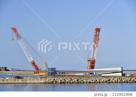 秋の北海道江差町で風力発電風車搬出作業基地の大型クレーンの風景を撮影 秋の北海道江差町で風力発電風車搬出作業基地の大型クレーンの風景を撮影 132002806