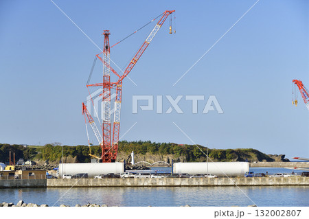 秋の北海道江差町で風力発電風車搬出作業基地の大型クレーンの風景を撮影 132002807