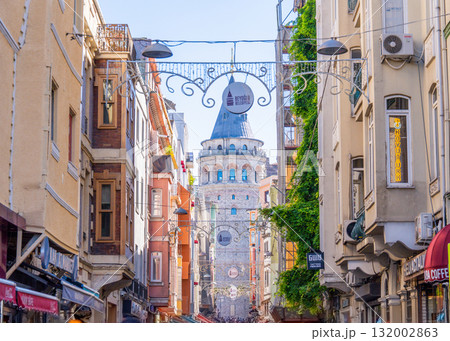 トルコ•イスタンブール、街並みから眺めるガラタ塔 132002863