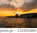 トルコ•イスタンブール、ボスフォラス海峡の船から眺める夕日の刺すモスク トルコ•イスタンブール、ボスフォラス海峡の船から眺める夕日の刺すモスク 132002866