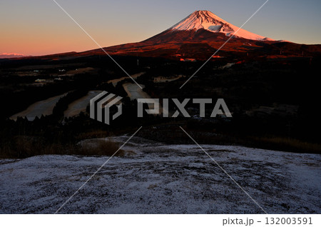 雪の愛鷹山塊の越前岳 十里木高原展望台より朝焼けの富士山 雪の愛鷹山塊の越前岳 十里木高原展望台より朝焼けの富士山 132003591