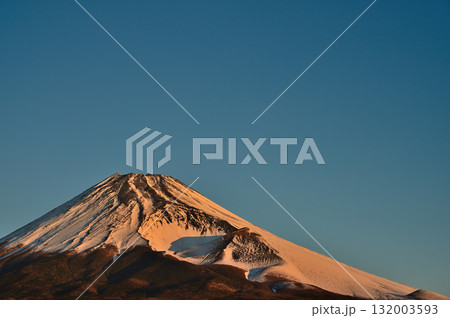 愛鷹山塊の越前岳　十里木高原展望台より朝焼けの富士山　コピースペース 132003593