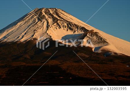 愛鷹山塊の越前岳 十里木高原展望台より朝焼けに染まる富士山と宝永火口 愛鷹山塊の越前岳 十里木高原展望台より朝焼けに染まる富士山と宝永火口 132003595