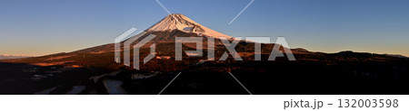 愛鷹山塊の越前岳より 十里木高原展望台から朝焼けの富士山 パノラマ写真 愛鷹山塊の越前岳より 十里木高原展望台から朝焼けの富士山 パノラマ写真 132003598