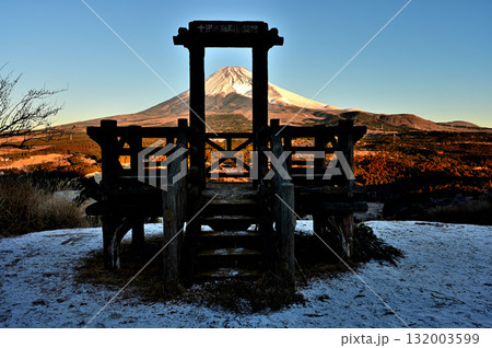 愛鷹山塊の越前岳　雪の十里木高原展望台から望む朝の富士山 132003599
