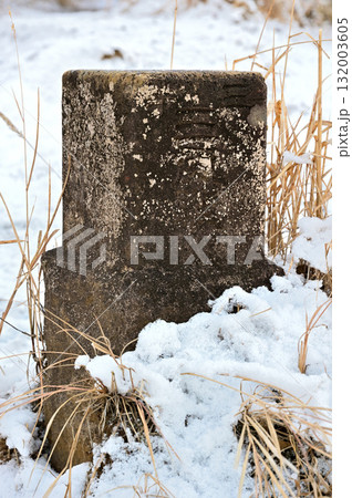 愛鷹山塊の越前岳　雪の馬ノ背見晴台の三角点 132003605