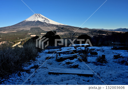 愛鷹山塊の越前岳　真冬の馬ノ背見晴台から望む富士山 132003606