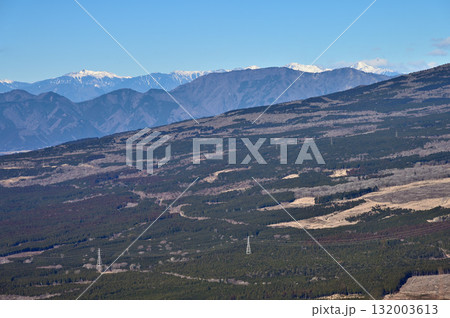 愛鷹連峰の越前岳の平坦地より望む　雪化粧の南アルプス　塩見岳、黒河内岳、農鳥岳、間ノ岳、北岳 132003613