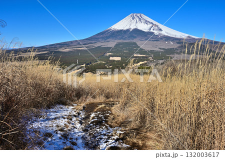 愛鷹連峰の越前岳から カヤトの登山道と富士山 愛鷹連峰の越前岳から カヤトの登山道と富士山 132003617