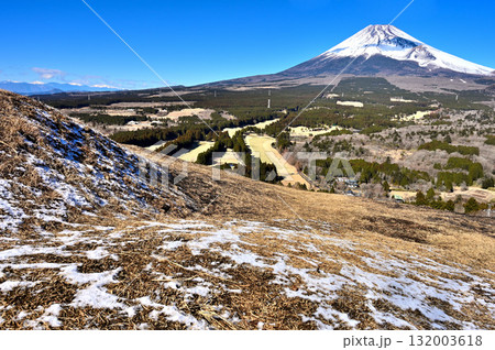 愛鷹連峰の越前岳 十里木高原展望台から望む富士山 愛鷹連峰の越前岳 十里木高原展望台から望む富士山 132003618