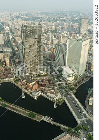 横浜ランドマークタワー展望台から望むみなとみらいの都市景観 横浜ランドマークタワー展望台から望むみなとみらいの都市景観 132003912