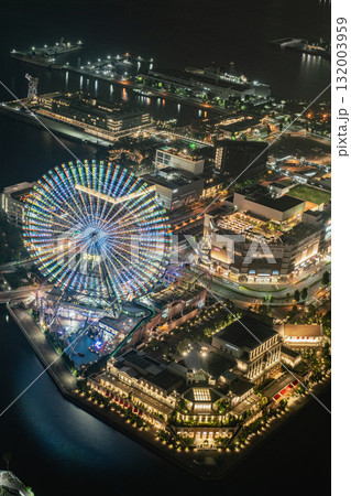 横浜ランドマークタワーから望むよこはまコスモワールドの夜景 132003959