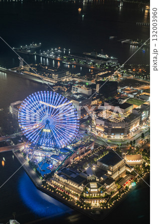 横浜ランドマークタワーから望むよこはまコスモワールドの夜景 132003960