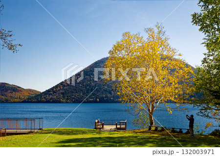 然別湖の紅葉 132003971