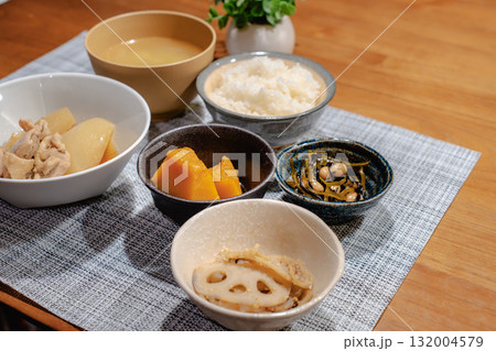 鶏と大根の煮物やかぼちゃの煮物が並ぶ和風の家庭夕食 鶏と大根の煮物やかぼちゃの煮物が並ぶ和風の家庭夕食 132004579