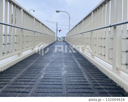 雨上がりの歩道:鉄製手すりとグリッド床 雨上がりの歩道:鉄製手すりとグリッド床 132004616