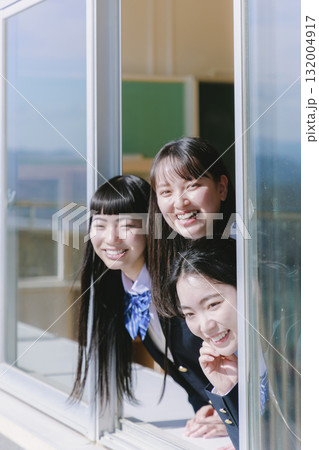 教室り窓からグラウンドを眺める女子高生 132004917