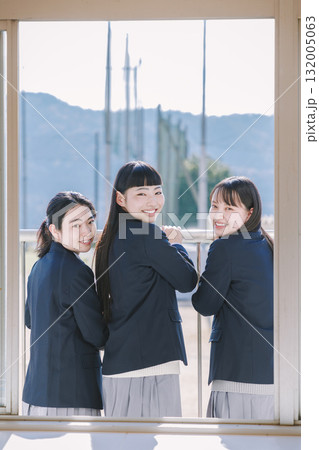 仲良し3人組の女子高生 132005063