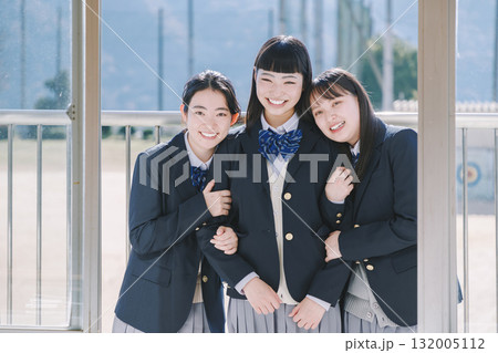 窓から教室を覗く女子高生 132005112