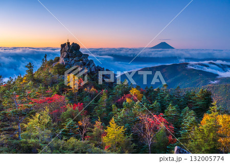 秋の奥秩父山塊天狗峰から紅葉の天狗岩の朝日に輝く天空の剣と朝焼けの富士山 秋の奥秩父山塊天狗峰から紅葉の天狗岩の朝日に輝く天空の剣と朝焼けの富士山 132005774