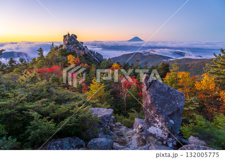 秋の奥秩父山塊天狗峰から紅葉の天狗岩の朝日に輝く天空の剣と朝焼けの富士山 秋の奥秩父山塊天狗峰から紅葉の天狗岩の朝日に輝く天空の剣と朝焼けの富士山 132005775