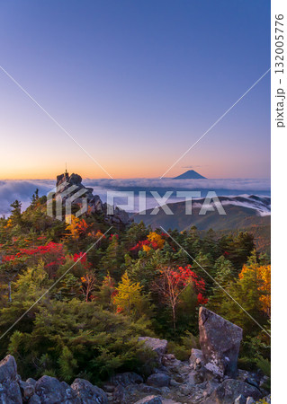 秋の奥秩父山塊天狗峰から紅葉の天狗岩の朝日に輝く天空の剣と朝焼けの富士山 秋の奥秩父山塊天狗峰から紅葉の天狗岩の朝日に輝く天空の剣と朝焼けの富士山 132005776