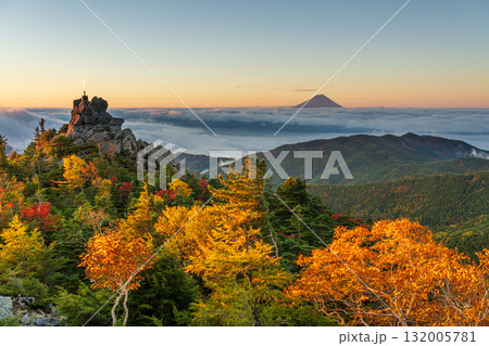 秋の奥秩父山塊天狗峰から紅葉の天狗岩の朝日に輝く天空の剣と朝焼けの富士山 秋の奥秩父山塊天狗峰から紅葉の天狗岩の朝日に輝く天空の剣と朝焼けの富士山 132005781