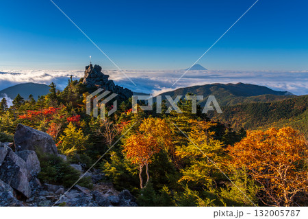 秋の奥秩父山塊天狗峰から紅葉の天狗岩の朝日に輝く天空の剣と朝焼けの富士山 132005787