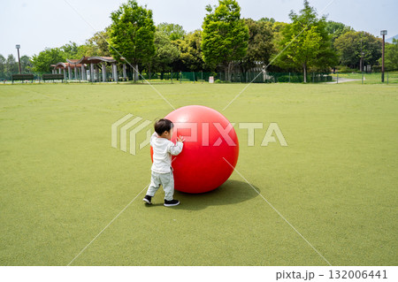 大きなボールで遊ぶ幼児 132006441