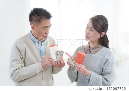 孫にお年玉をあげる祖父母 132007726