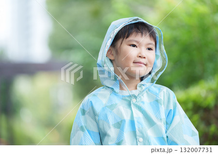 雨の日にレインコートを着ている子供 132007731